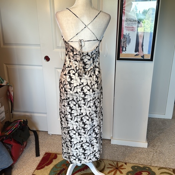 Nicole Miller Monochrome Floral Midi Dress - Picture 5 of 13